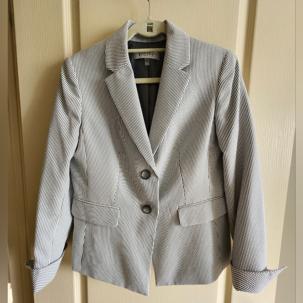 KASPER Seersucker Gray and White Classic Tailored Suit Jacket | Blazer. Size 6.